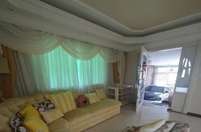 Lindo sobrado com 340 m², 3 suítes, hidromassagem, closet e terraço