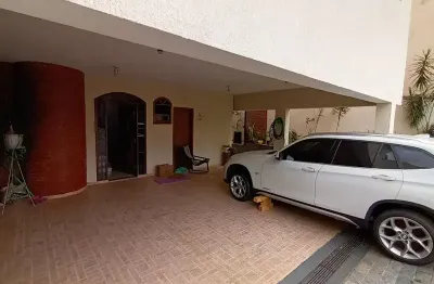 Ampla casa assobradada na vila formosa com 4 dormitórios, 2 suítes, área gourmet e garagem para 4 veículos