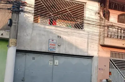 Sobrado bem espaçoso com 4 dormitórios, sendo 2 suítes e 1 com varanda, 250m²