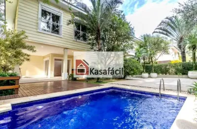 Maravilhosa casa de alto padrão em condomínio fechado.