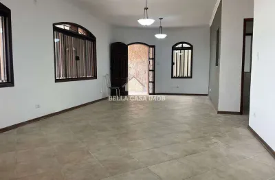 Casa ampla e versátil – residencial ou comercial... 3 suítes, área gourmet, energia solar e 4 vagas