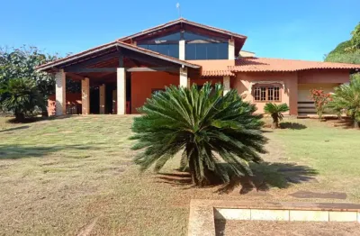 Linda propriedade a venda são 40.000 m² com 3 casas distintas -toda murada estuda troca/permuta em carros ou imóveis escriturados de menor valor