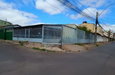 Ótima casa de esquina casa principal com 2 quartos  + 2 casa independentes de um quarto próximo ao metrô bancos e comércios