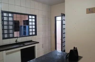 3 casas bem distintas e independentes a venda no mesmo lote ótimo para morar bom para investir 2 casas de 2 quartos uma nos fundos