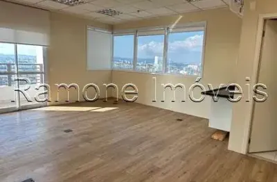 Aluga-se sala comercial de 40m², reformada, com ar-condicionado, piso elevado e vista livre em osasco/sp.