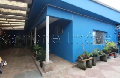 Vende-se casa térrea com 163m2, com 3 dorms e 4 vagas de garagem. localizada no bairro quitaúna em osasco aceita permuta em apto na região.