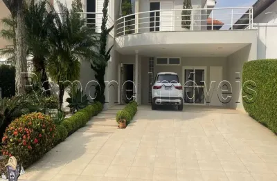 Vende-se casa em alphaville (residencial 6) - 420m2 com 3 suítes + 1 quarto social e 6 vagas de garagem.
