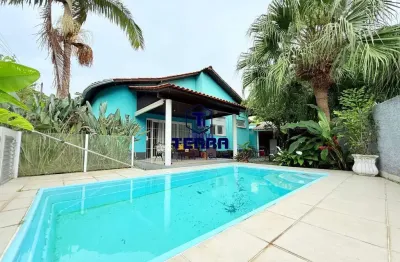 Excelente casa linear de condomínio com 4 quartos, área gourmet e piscina!
