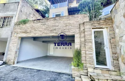 Linda residência no badu, com 6 quartos sendo 5 suítes, área de lazer completa.