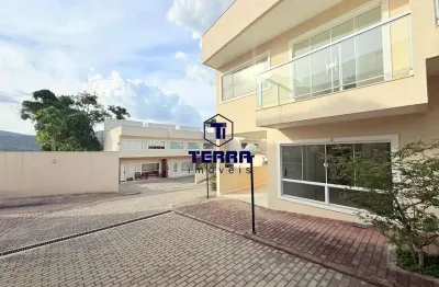 More na região oceânica, casa nova, com 3 suítes e quintal privativo.