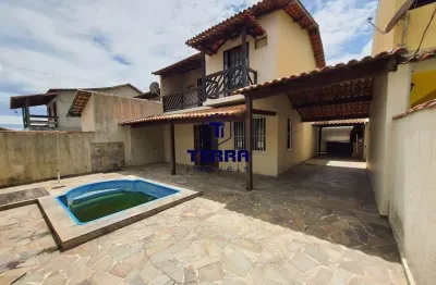 Casa dentro de condomínio, com excelente localização no rio do ouro.