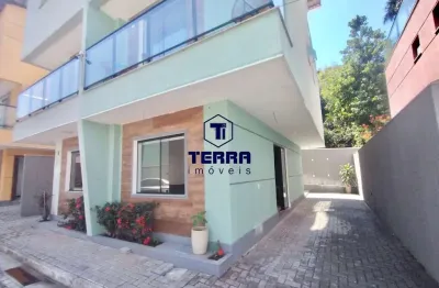 Triplex em itaipu com 3 quartos, uma suíte, quintal privativo e espaço gourmet.