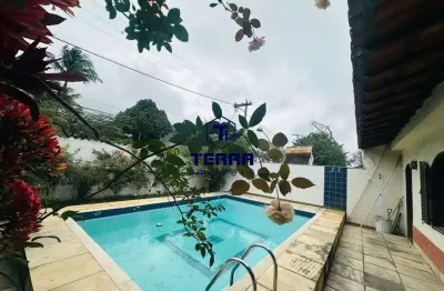 Ampla casa na entrada do condomínio amoli. localização super privilegiada.