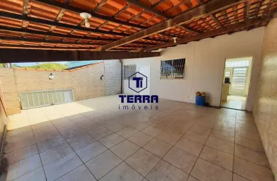 Casa linear no arsenal, dentro de condomínio com 3 quartos e quintal privativo