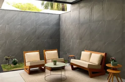 Encante-se com esta bela casa localizada em condomínio fechado, em um local tranquilo e arborizado, com portaria e sistema de câmeras para sua segurança