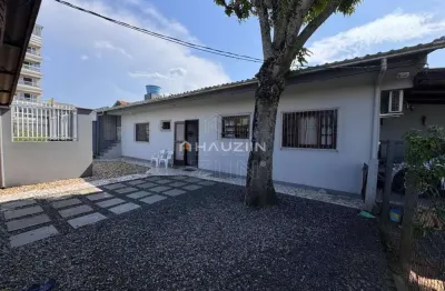 Casa no centro de navegantes a 160m da praia – terreno amplo e potencial de ampliação