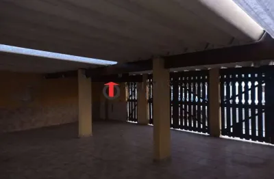 Casa mobiliada com área gourmet e garagem para 4 carros