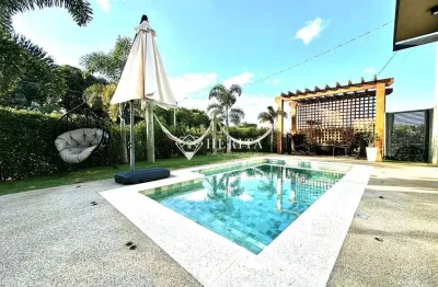 Casa térrea em condomínio com vista permanente para mata e lazer privado