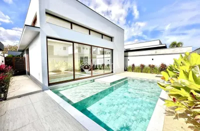 Casa térrea com piscina ampla e 3 suítes, perfeita para seu conforto e lazer