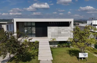 Encante-se com esta incrível residência de alto padrão no condomínio entre verdes, sous