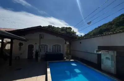 Vende-se casa padrão no centro de mongaguá – a 200 metros da praia!