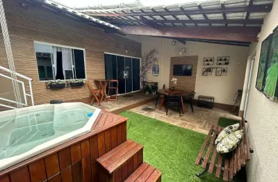 Excelente casa em condomínio bem moderna com 2 quartos e suíte com banheira