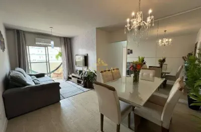 Apartamento reformado no canto do forte – conforto e sofisticação perto do mar