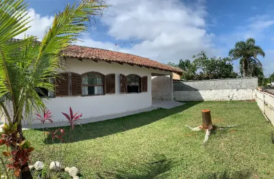 Casa térrea no paraíso chamado praia do capri, com excelente localização.