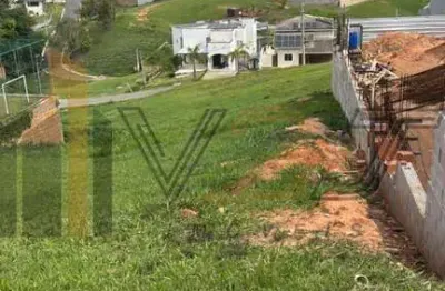 Terreno com topografia em aclive com 810 m² de área total. projeto de uma linda casa  aprovado.