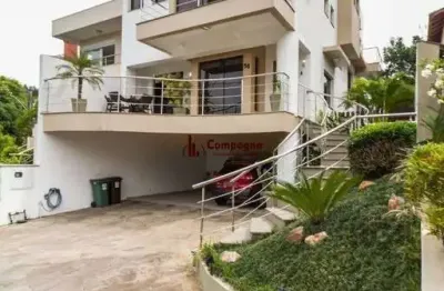 Excelente casa em condomínio com 3 suítes, piscina e 3 vagas de garagem