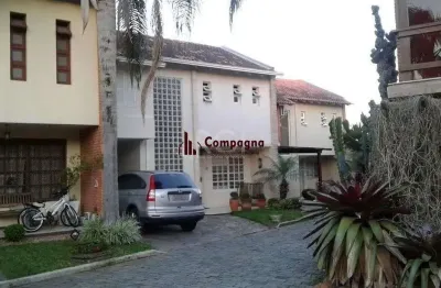 Excelente casa em condominío de 350m² com 03 dormitórios sendo 02 suítes.
