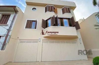 Excelente casa de 465m² com 3 dormitórios e 5 vagas de garagem.