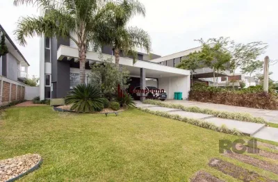 Casa com  3 suítes no piso superior, mais 1 suíte no primeiro pavimento.