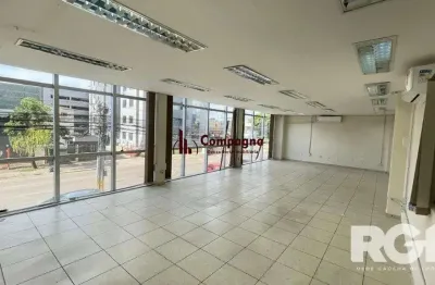 Prédio comercial reformado com auditório e 30 salas equipadas
