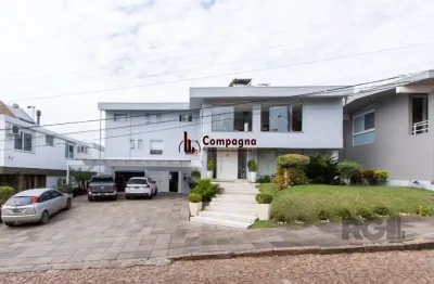 Casa em condominio . com 6 suites, sendo 3 suítes master com closet e hidro.
