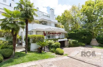 Casa em condominio, mobiliada com 741m² privativos , com 3 suítes- master