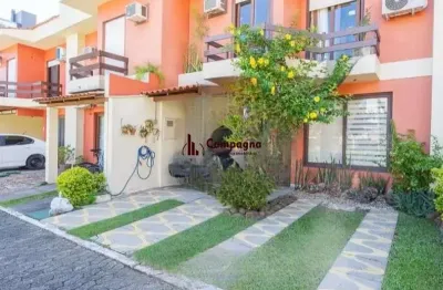 Linda casa com 3 dormitórios, sendo 1 suíte, sala ampla no condomínio de ótima l