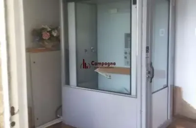 Casa com potencial residencial ou comercial, localizada em frente à avenida cris