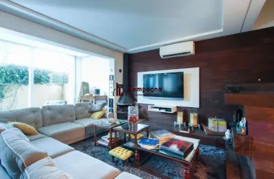 Casa com 327m² de área privativa, oferecendo 3 dormitórios, sendo 3 suítes