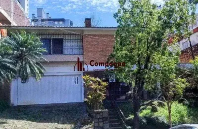 Casa ampla, terreno excelente tamanho,  localização privilegiada em  porto alegr
