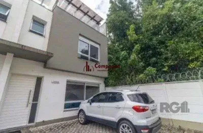 Casa impecável e mobiliada, com 3 niveis, possui 3 dormitórios sendo 1 suíte, 4