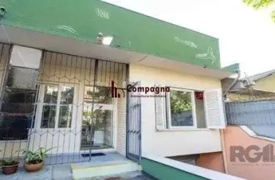 Casa no bairro petrópolis de 3 dormitórios e 4 vagas