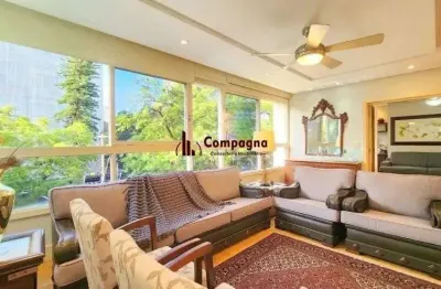 Apartamento 3 dormitórios, suíte, semimobiliado e duas vagas de garagem.