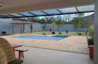 Linda chácata p/ locação anual ou venda  c/ 4 suítes, piscina e área gourmet.