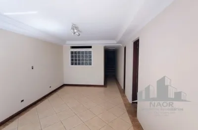 Linda casa para morar,  ótima localização e próximo a comércios, com 3 quartos, 1 suíte, e garagem para até 3 carros