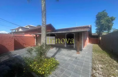 Belíssima casa com 02 dormitórios para locação no bairro martim de sá, caraguatatuba, litoral norte