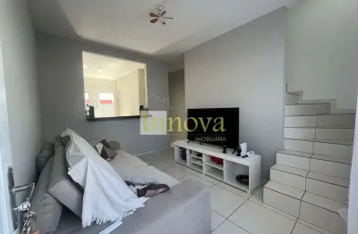 Sobrado à venda,  com 02 dormitórios e 01 vaga de garagem no bairro dos golfinhos, em caraguatatuba