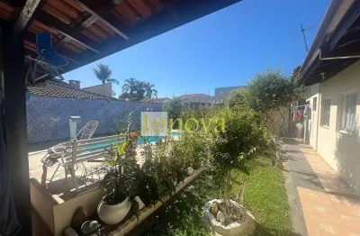 Linda casa térrea à venda, com espaço gourmet e três dormitórios sendo uma suíte, no jardim britâni