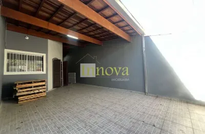 Casa à venda, em rua tranquila, com 03 dormitórios sendo 02 suítes, no jardim jaqueira, em caraguat