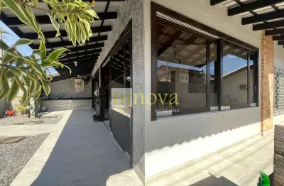 Casa para venda e locação, com 03 suítes e 04 vagas de garagem a 200m da orla do indaiá, em caragua